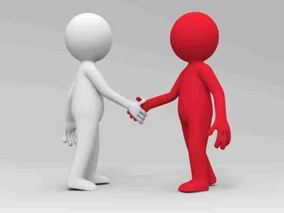 2 people shaking hands on law suit settlement using the Lawsuit Analysis settlement agreement